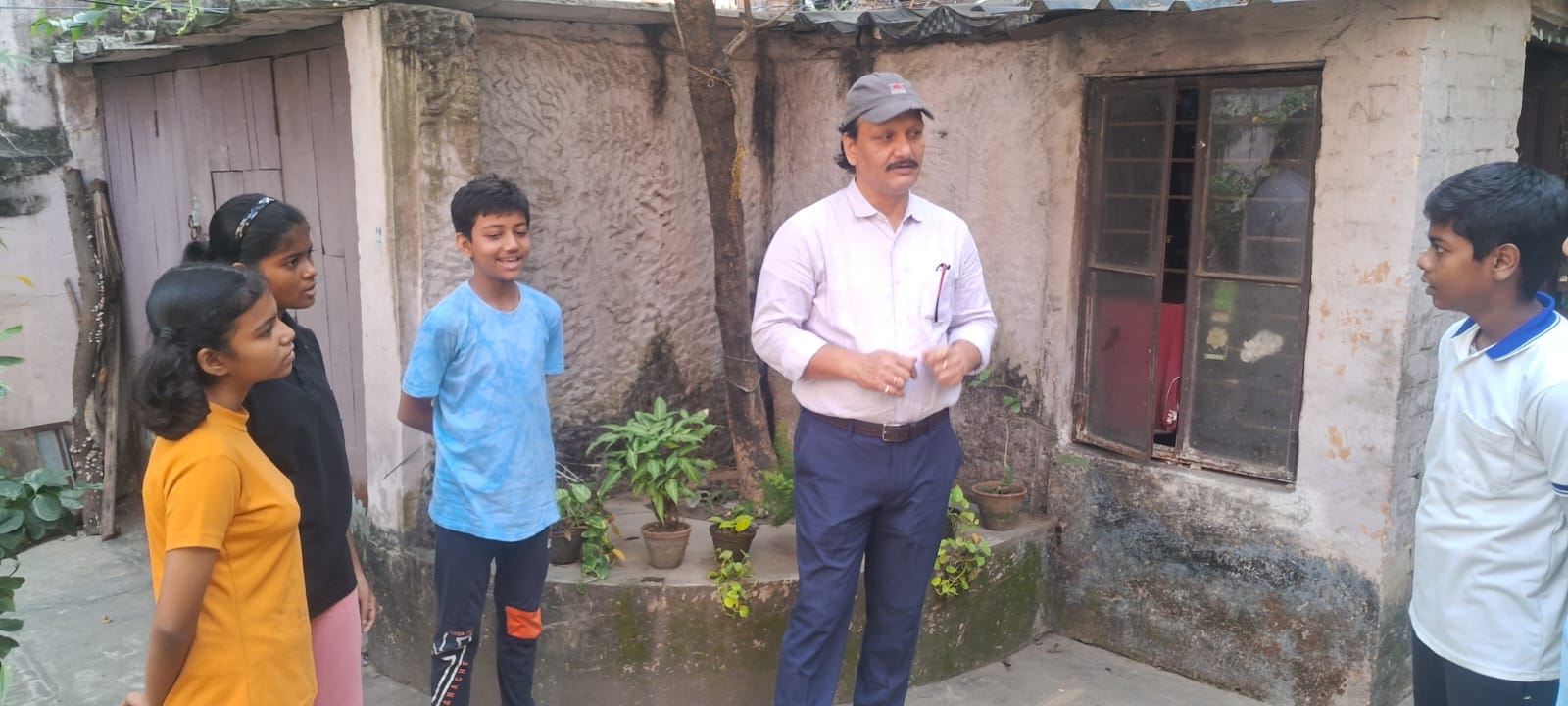 À Calcutta, des élèves s’engagent pour les pollinisateurs en mode interreligieux, avec Biswadeb Chakraborty