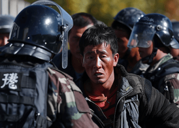 Manifestant au Tibet générée par IA