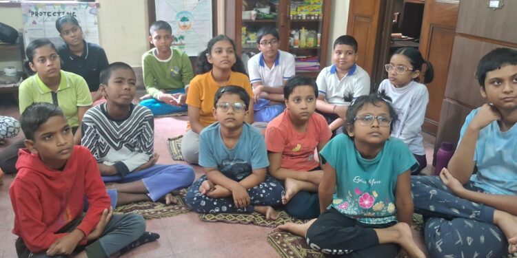 À Calcutta, des élèves s’engagent pour les pollinisateurs en mode interreligieux