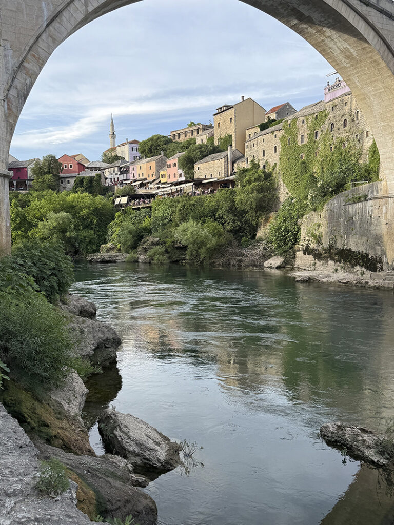 Sous-le-pont-de-Mostar-768x1024 À Mostar, l’initiative interreligieuse URI reçoit un prix international pour son action en faveur de la paix