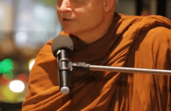 Ajahn-Jayasaro-a-Bangkok-576x375 L'actualité des religions en France et dans le monde