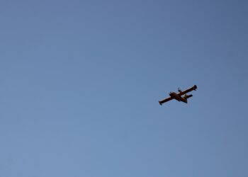 Un Canadair survole Fontainebleau pendant l’incendie de juillet 2026. Photo d’illustration. Baidax / Wikimedia Commons – CC BY-SA 4.0
