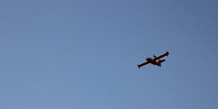 Un-Canadair-survole-Fontainebleau-750x375 L'actualité des religions en France et dans le monde
