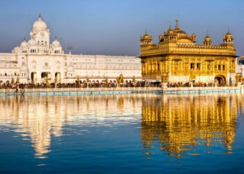 L’Akal Takht et le Harmandir Sahib, dans le complexe du Temple d’or à Amritsar, en Inde.