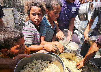 Des Palestiniens déplacés reçoivent une aide alimentaire à Deir al-Balah, dans la bande de Gaza, en août 2024. Cette photographie ne représente pas une opération d’Al-Khair Foundation.