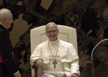 Pape Leon XIV avec un cardinal