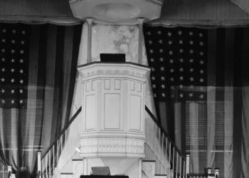 La chaire de l’église historique de Fort Herkimer, dans l’État de New York, encadrée par deux drapeaux américains.