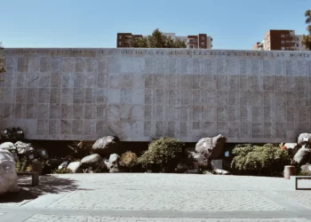 Le mémorial des détenus disparus et des exécutés politiques, au Cimetière général de Santiago, porte les noms de victimes de la dictature chilienne.