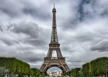 La tour Eiffel vue depuis le Champ-de-Mars. Photographie d’illustration