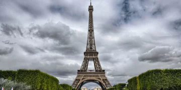 La-tour-Eiffel-vue-depuis-le-Champ-de-Mars-360x180 L'actualité des religions en France et dans le monde