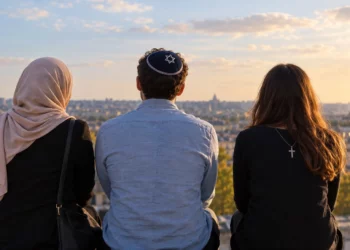 La liberté religieuse implique le droit de manifester publiquement ses convictions, notamment par le port de signes religieux.