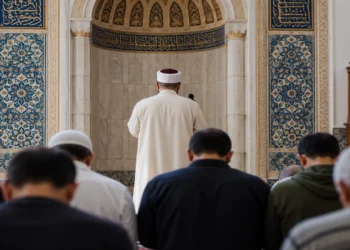 Un imam dirige la prière collective des fidèles dans une mosquée.