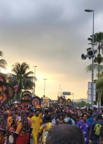 Des fidèles participent à la procession de Thaipusam aux grottes de Batu, en Malaisie, le 11 février 2025.