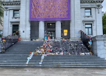 Mémorial communautaire installé devant la Vancouver Art Gallery en juin 2021, après l’annonce des recherches menées sur le site de l’ancien pensionnat de Kamloops.