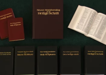 Différentes éditions linguistiques de la Traduction du monde nouveau, la Bible publiée par les Témoins de Jéhovah. Photo d’illustration.