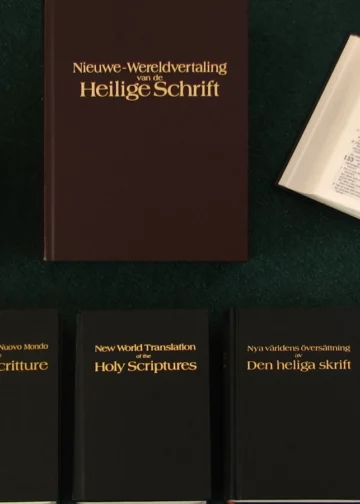 Différentes éditions linguistiques de la Traduction du monde nouveau, la Bible publiée par les Témoins de Jéhovah. Photo d’illustration.