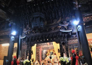 Intérieur du temple Chenghuang, à Chiayi, à Taïwan.