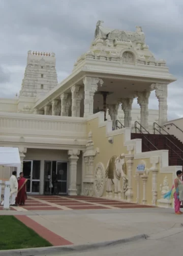 Le temple hindou Sri Venkateswara Swami, à Aurora, dans l’Illinois. Photographie d’archives, août 2009. Crédit : Ethajek / Wikimedia Commons — domaine public.